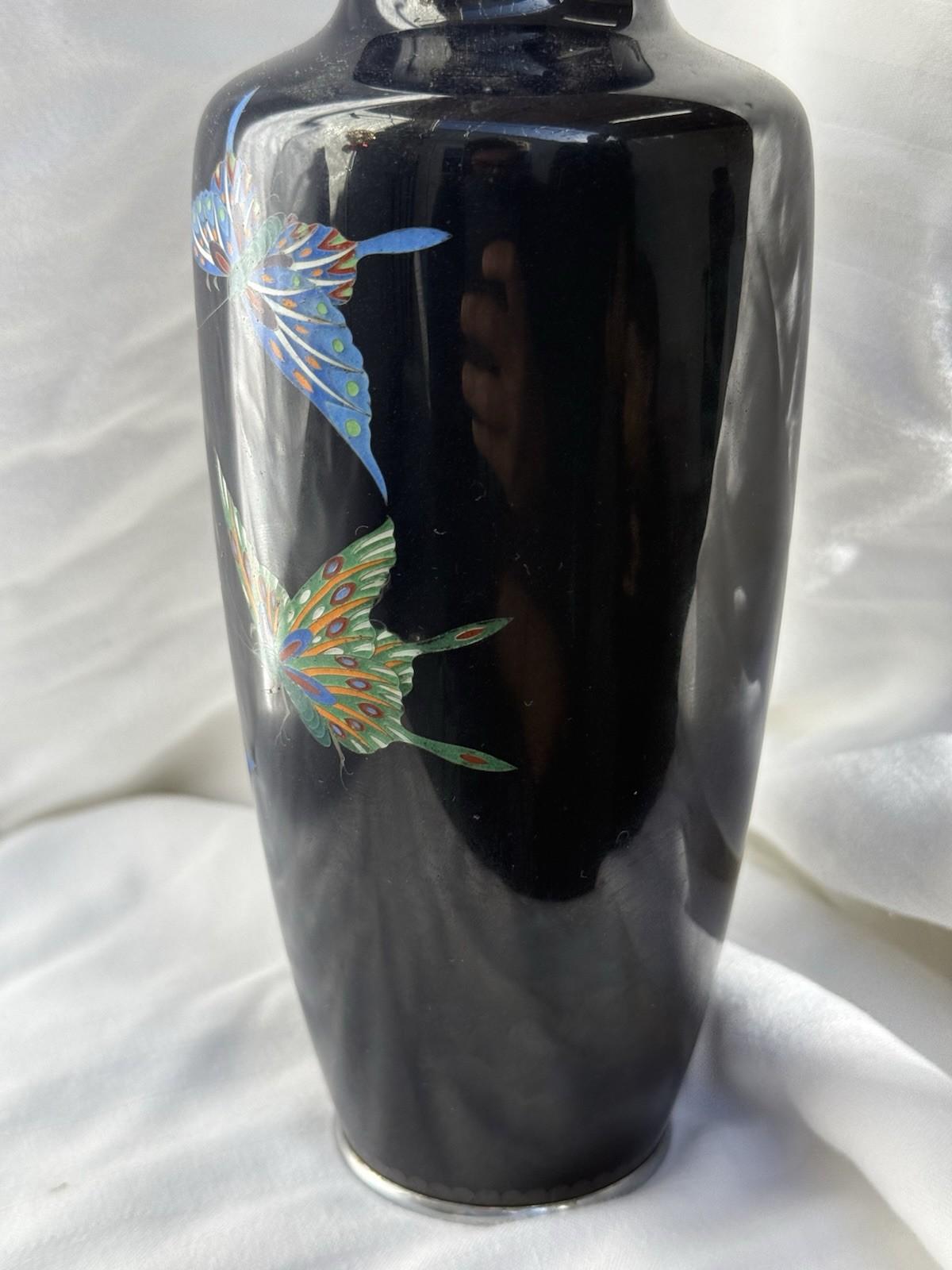 Vaso di cloisonne giapponese Farfalle a fondo nero anni '20-'30 Maniera di Ando in vendita 1