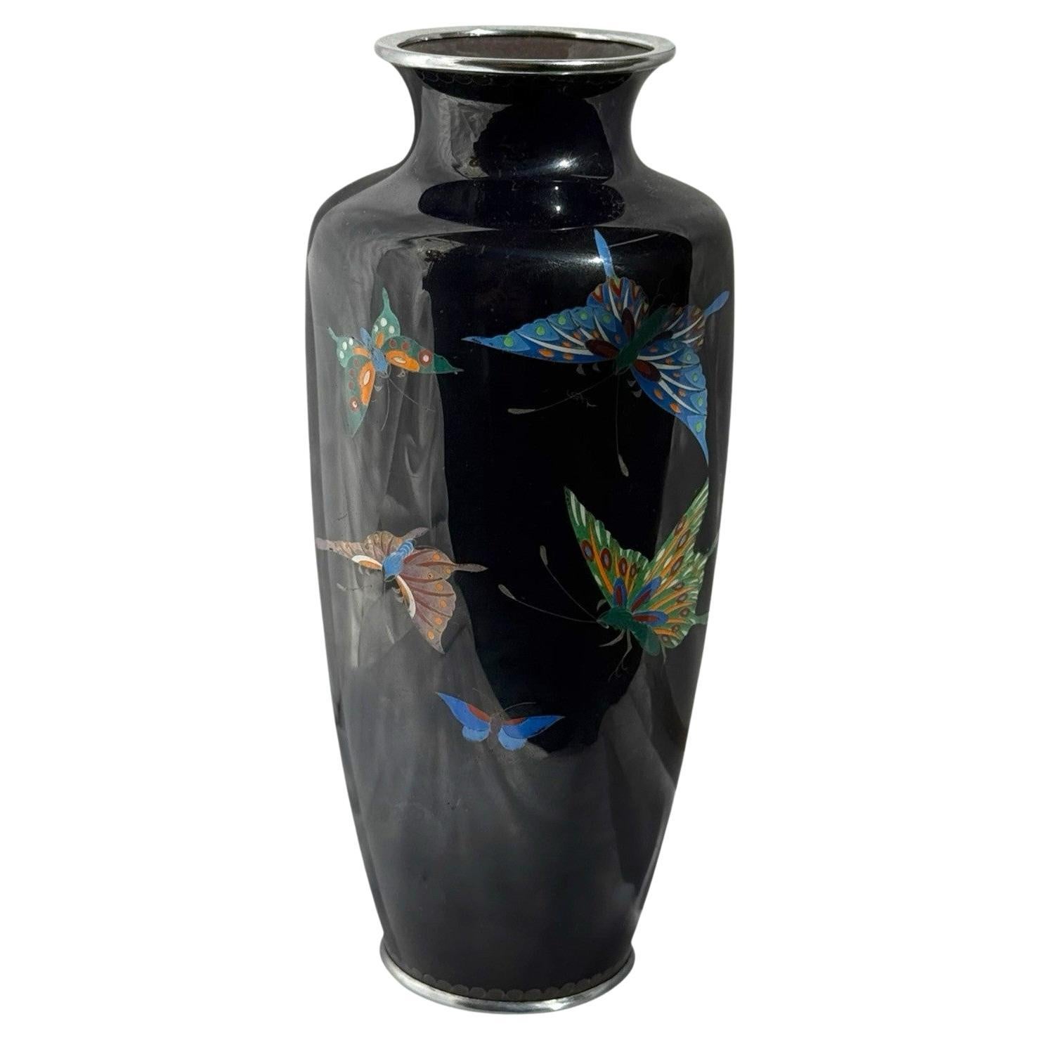 Vaso di cloisonne giapponese Farfalle a fondo nero anni '20-'30 Maniera di Ando in vendita