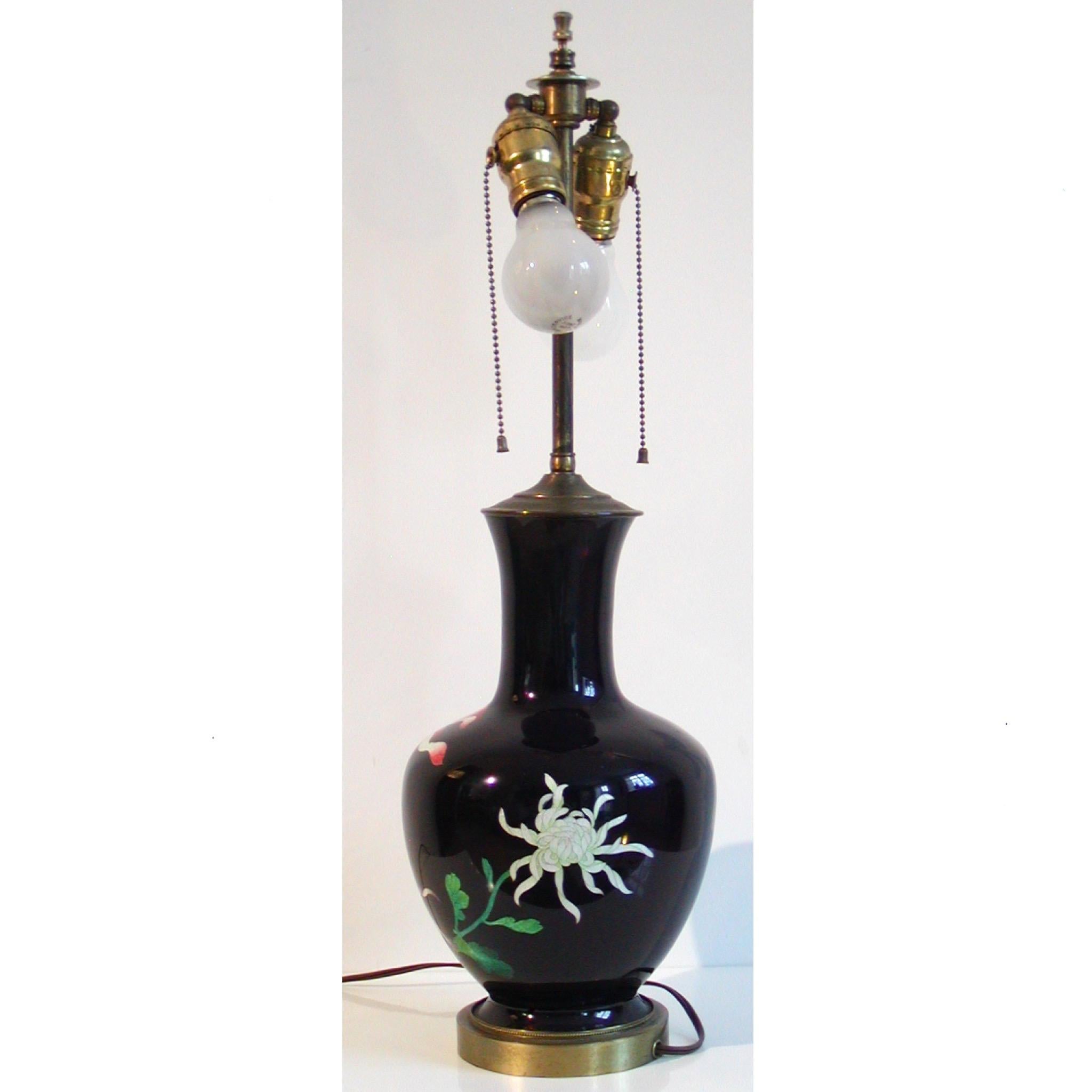 Vase en cloisonné japonais transformé en lampe de table électrique. La forme de vase bulbeux avec un col haut et étroit et une bouche évasée présente un riche fond bleu foncé avec des motifs d'or et d'argent.  fleurs panachées de pivoines