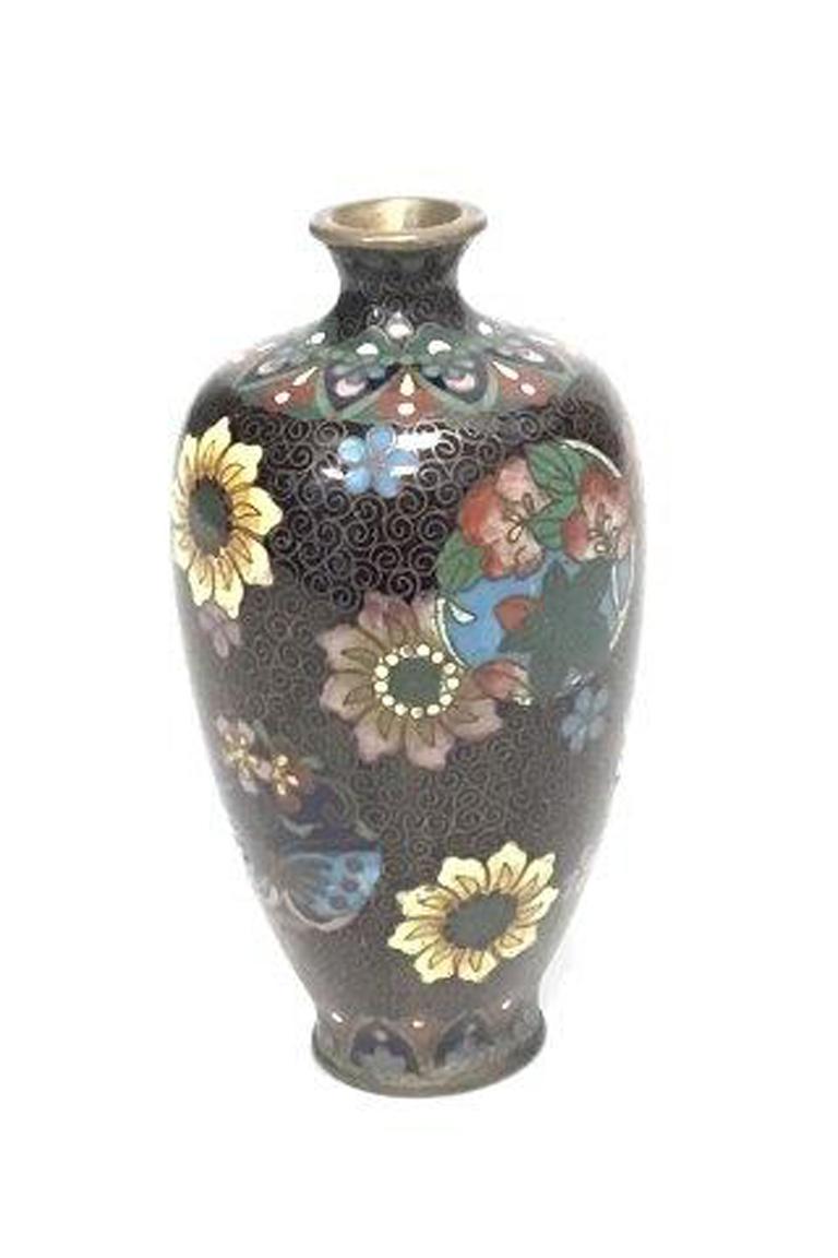 Japanese cloisonne vase, end Meiji period ca. 1900. 

Measure: H: 10,5 cm (4 9/64