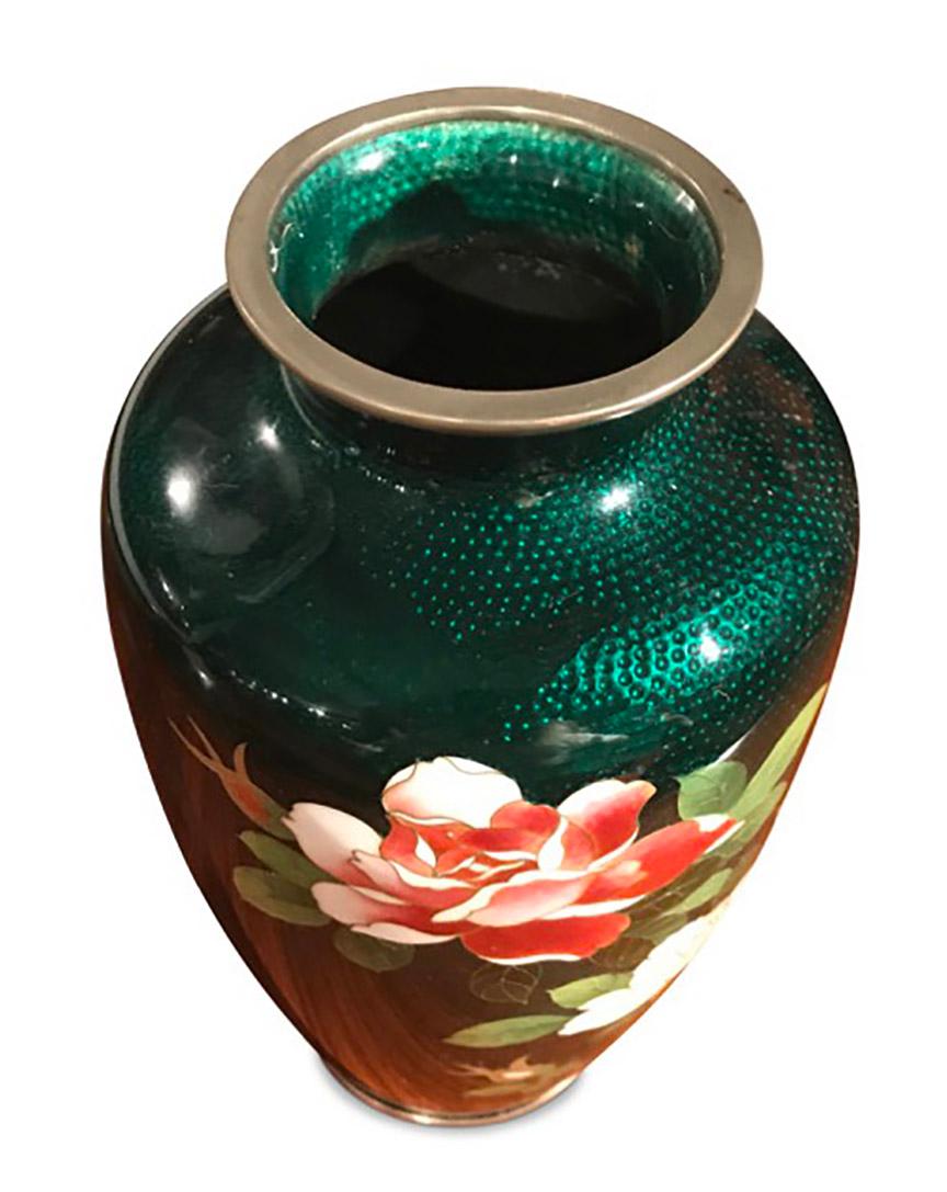 Vase japonais cloisonné à fond vert décoré de roses et de feuilles de ginbari, de motifs de bambou en basse-taile et d'une bordure argentée.