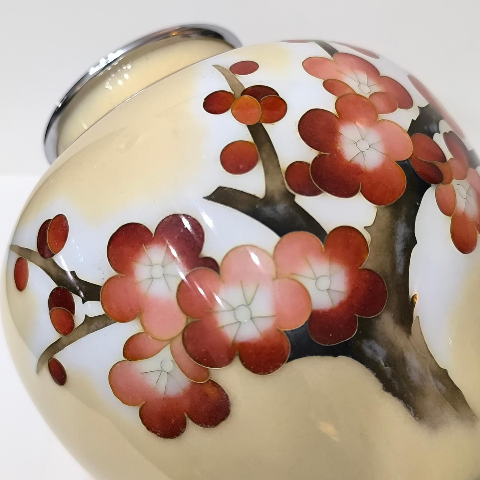 Vaso Cloisonné giapponese con decoro di fiori di prugno e bordo placcato argento in vendita 3