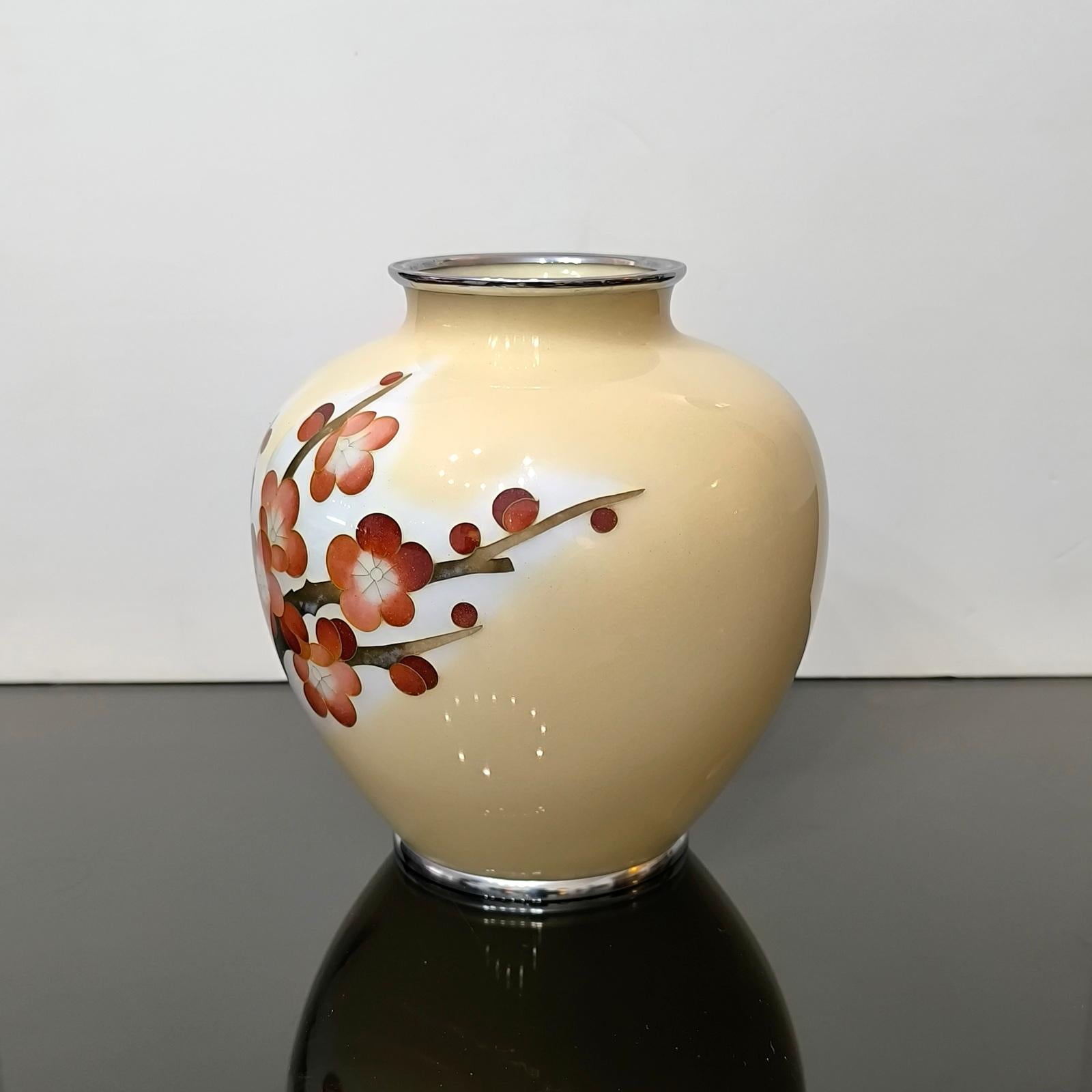 Mid-Century moderno Vaso Cloisonné giapponese con decoro di fiori di prugno e bordo placcato argento in vendita