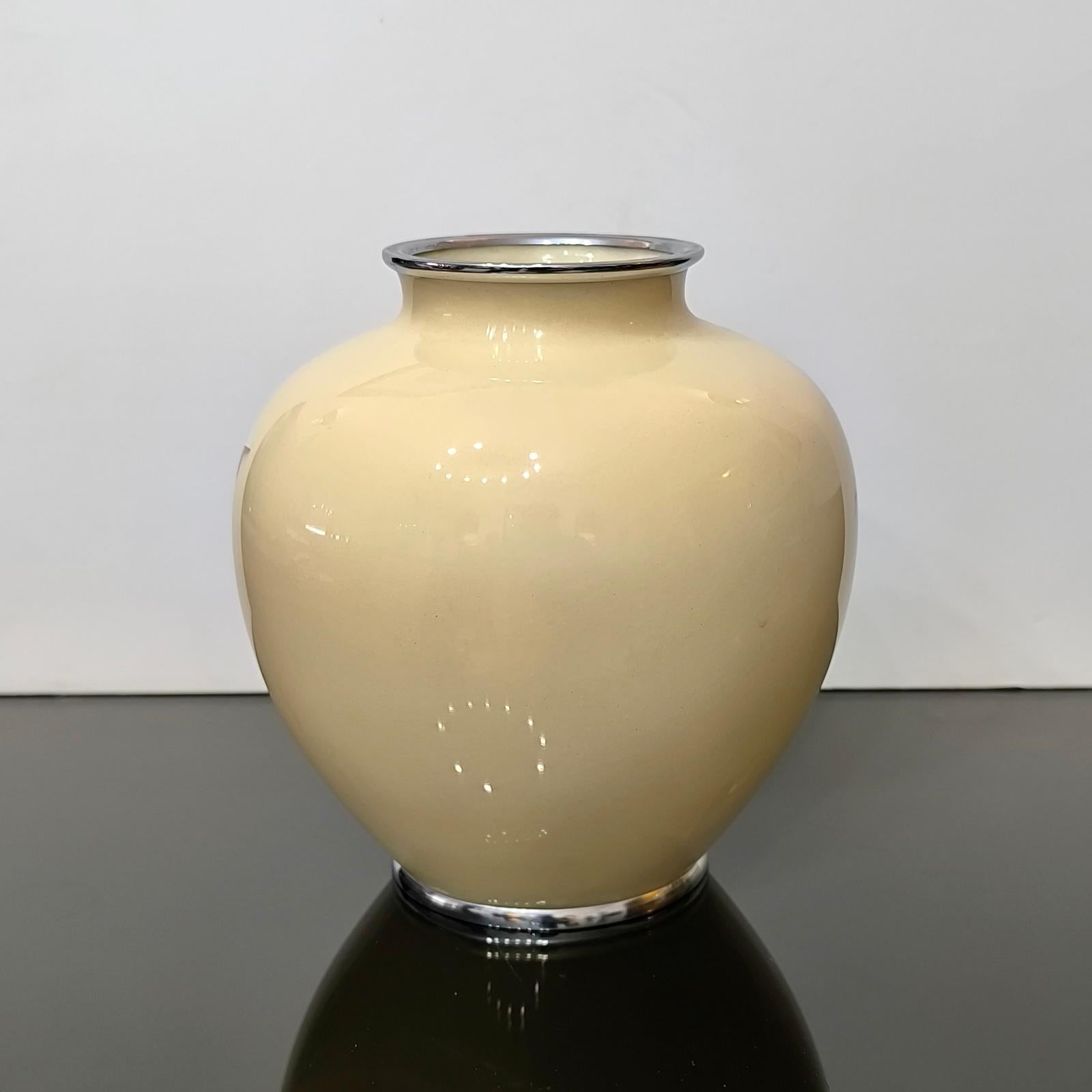 Giapponese Vaso Cloisonné giapponese con decoro di fiori di prugno e bordo placcato argento in vendita
