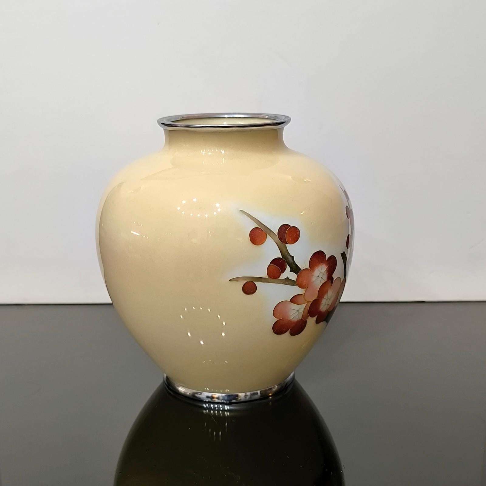 Vaso Cloisonné giapponese con decoro di fiori di prugno e bordo placcato argento In condizioni ottime in vendita a Bochum, NRW