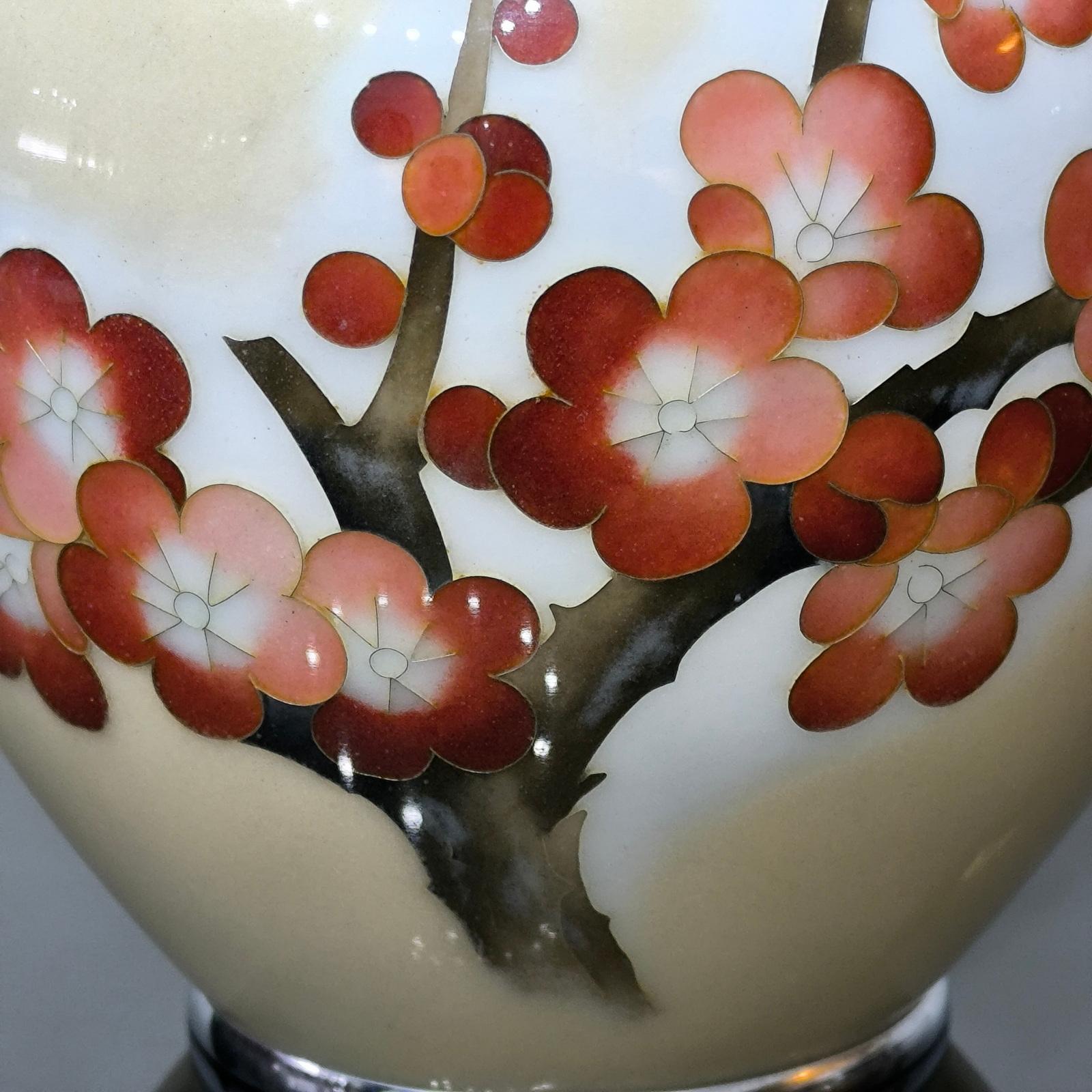 XX secolo Vaso Cloisonné giapponese con decoro di fiori di prugno e bordo placcato argento in vendita