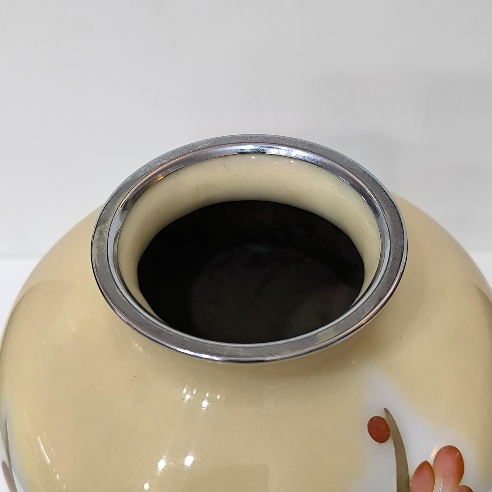 Metallo Vaso Cloisonné giapponese con decoro di fiori di prugno e bordo placcato argento in vendita