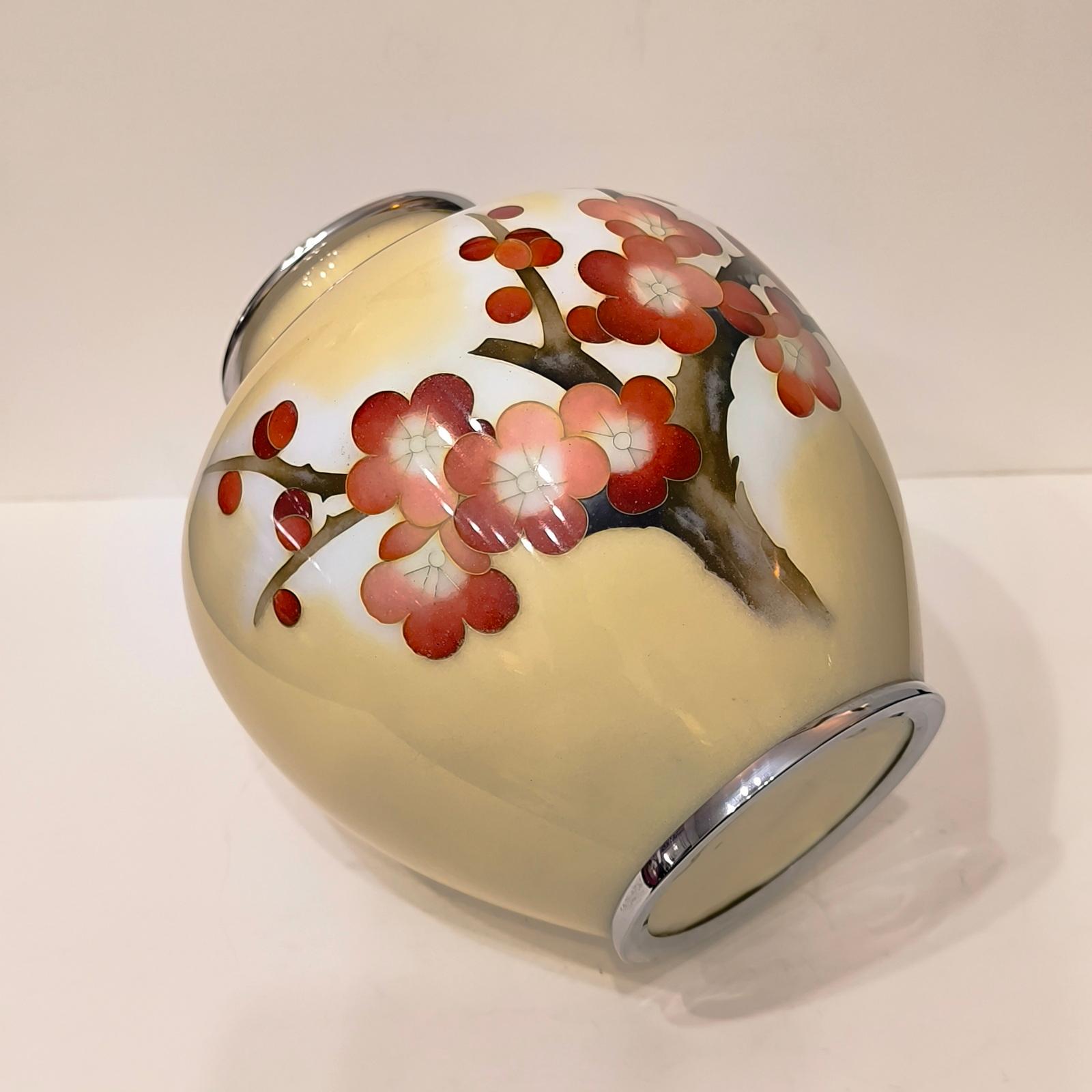 Vaso Cloisonné giapponese con decoro di fiori di prugno e bordo placcato argento in vendita 1