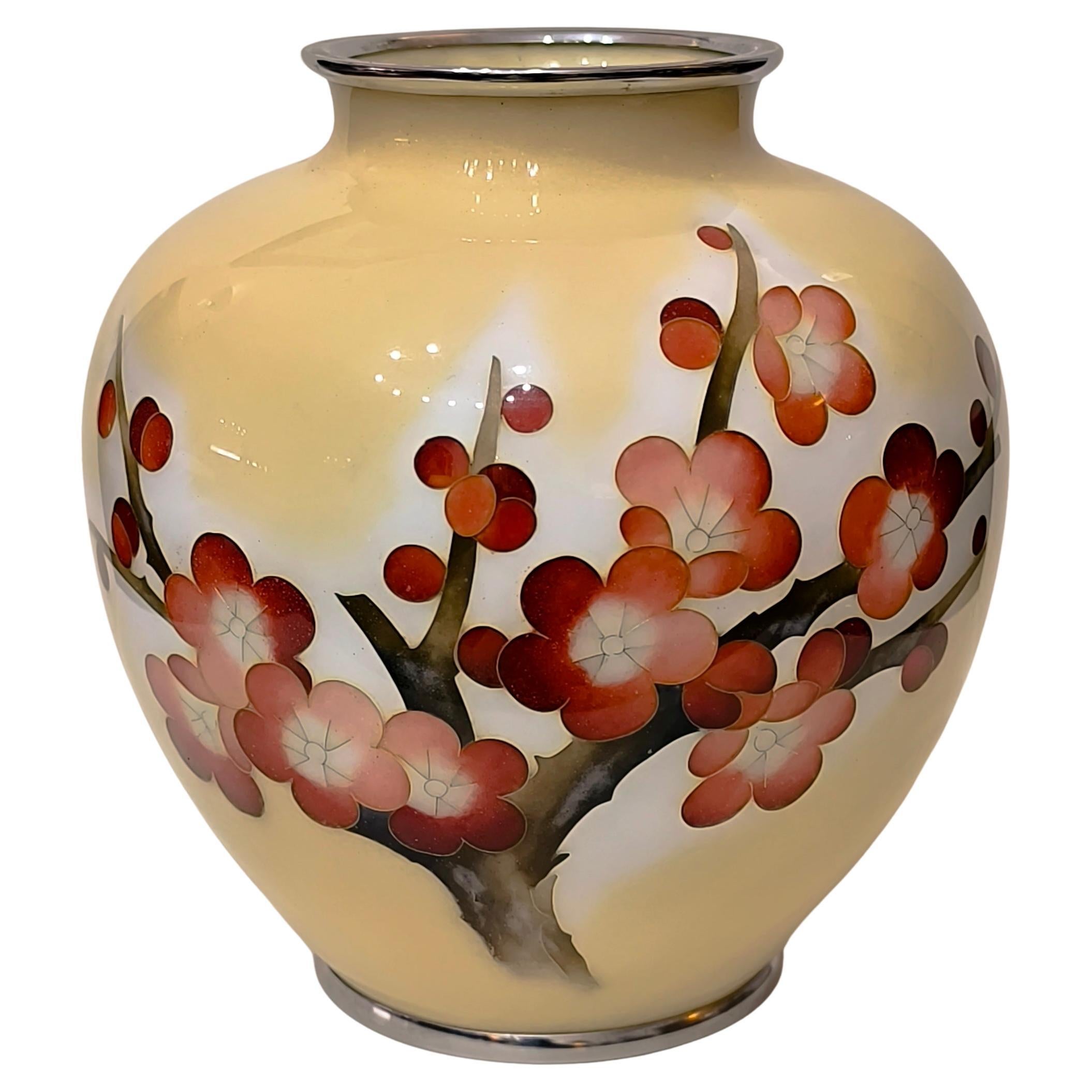 Vaso Cloisonné giapponese con decoro di fiori di prugno e bordo placcato argento in vendita