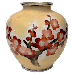 Japanische Cloisonné-Vase mit Pflaumenblüten-Dekor und versilbertem Rand