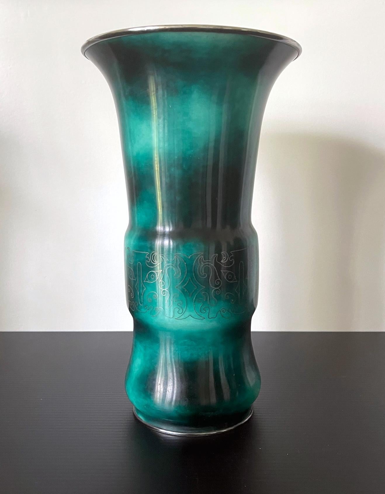 Vase japonais en cloisonné de la société Ando, vers 1910-30, fin de la période Meiji à Tasho. Le vase reprend une forme archaïque chinoise de récipient en bronze connue sous le nom de 