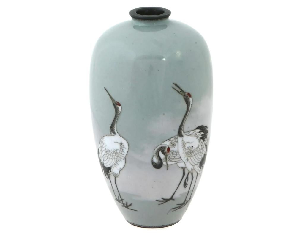 Antico vaso giapponese, tardo periodo Meiji, in filo d'argento e smalto. Il vaso a forma di urna ha un collo stretto e scanalato. L'oggetto è smaltato con un'immagine policroma di gru nel paesaggio del Monte Fuji, realizzata con la tecnica