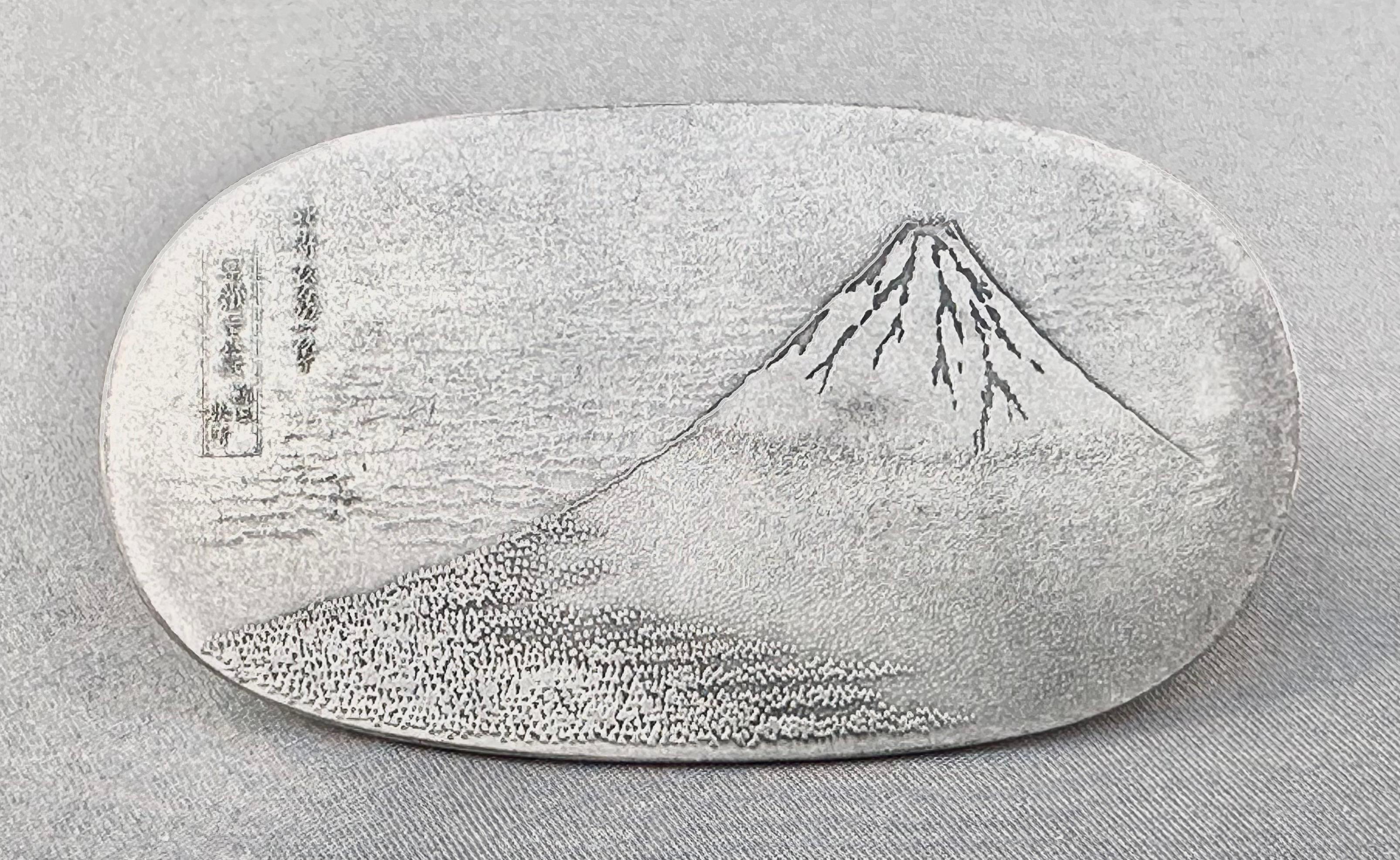  

Artikeldetails :


Eine seltene und wunderschöne japanische Sammlung von drei Koban aus reinem Silber, die die bekanntesten Szenen aus Katsushika Hokusais ikonischer Holzschnittserie 