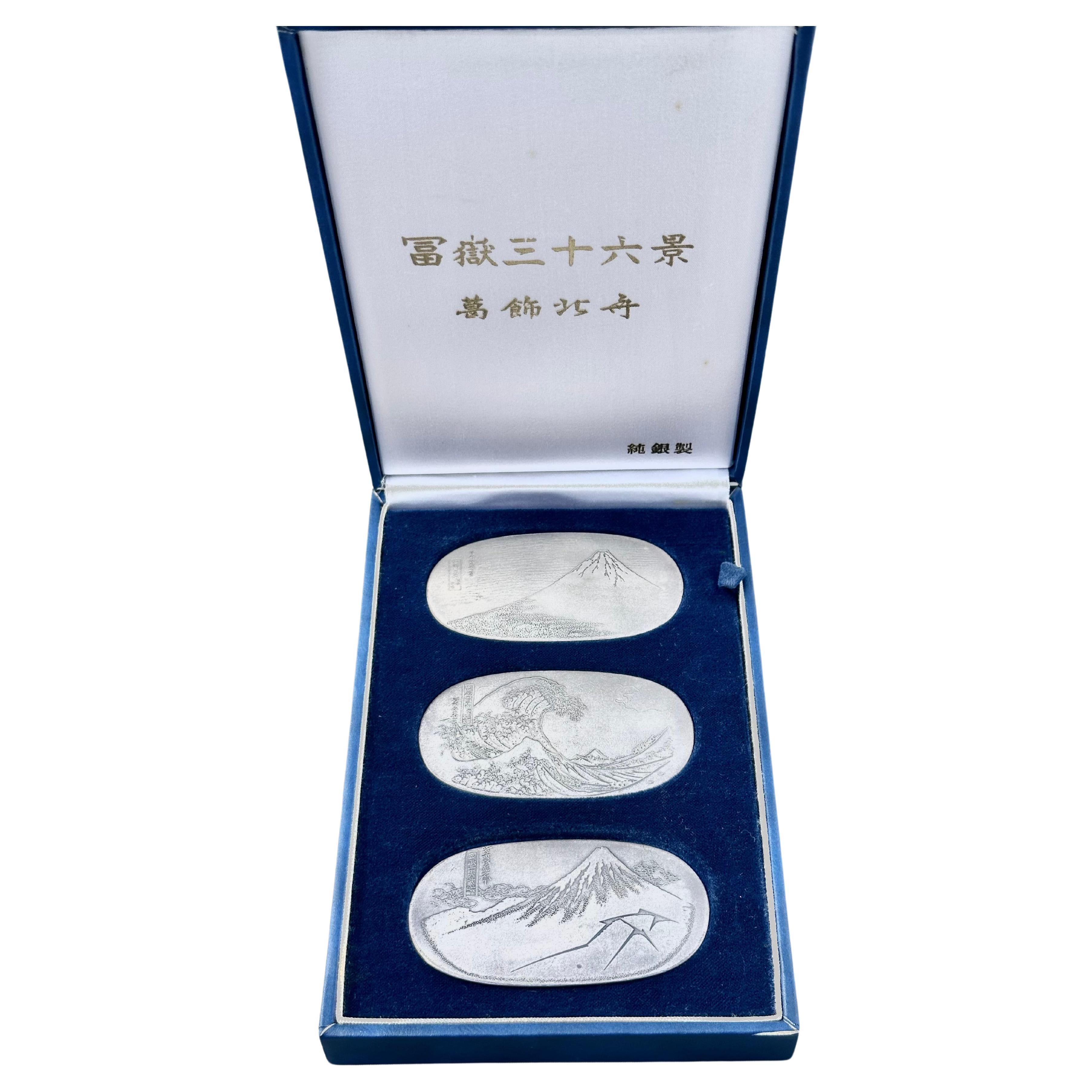  Japanische Kollektion in Schachtel mit drei reinen Silberkobans von „Katsushika Hokusai“ aus Japan 