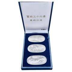  Japanische Kollektion in Schachtel mit drei reinen Silberkobans von „Katsushika Hokusai“ aus Japan 