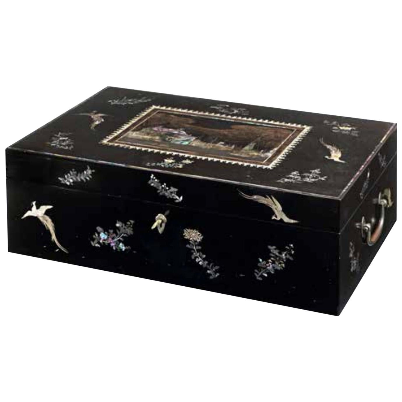 Japanese Colonial Nagsaki Lacquer Box with Depiction of Amsterdam, 1830-1840 For Sale