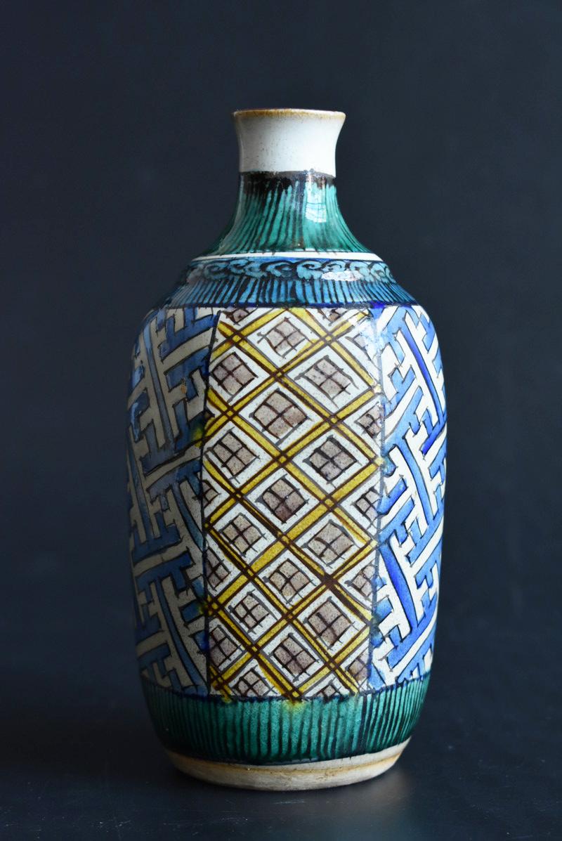 Edo Petit vase japonais ancien coloré en forme de bouteille de Sake / « Kutani Ware » / 1830-1900 en vente