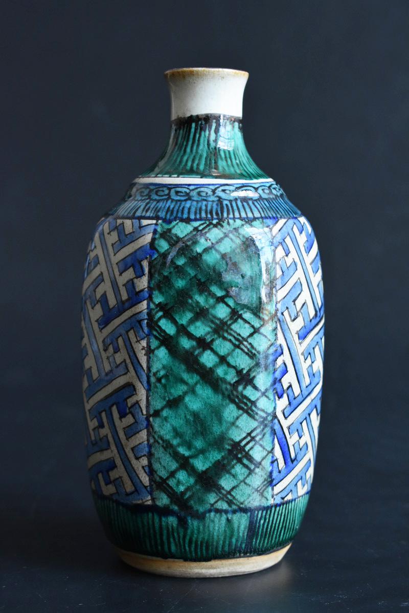Petit vase japonais ancien coloré en forme de bouteille de Sake / « Kutani Ware » / 1830-1900 Bon état - En vente à Sammu-shi, Chiba