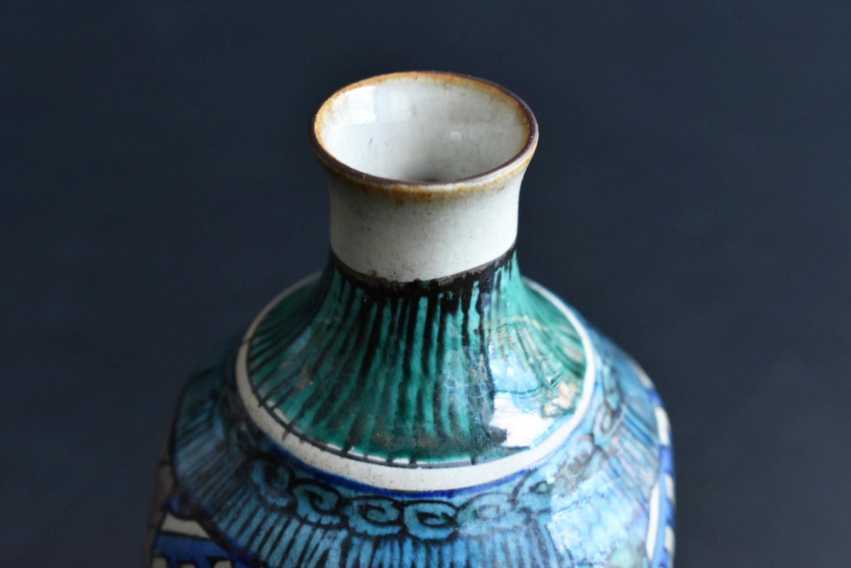 XIXe siècle Petit vase japonais ancien coloré en forme de bouteille de Sake / « Kutani Ware » / 1830-1900 en vente
