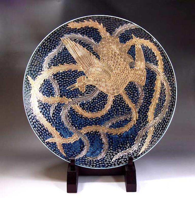 Zeitgenössische japanische schwarz-goldene Porzellanschale von Meisterkünstler (Japanisch) im Angebot