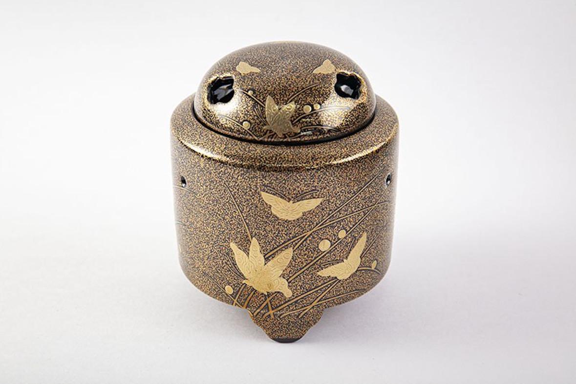 Exquis koro ou brûleur d'encens en porcelaine japonaise contemporaine à motif maki-e, peint à la main sur un corps rond de belle forme en noir avec une généreuse application d'or, caractéristique du maki-e. Littéralement 