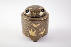 Brûleur d'encens Koro en porcelaine noire et or contemporain japonaise