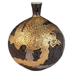 Vase japonais contemporain en porcelaine noire, platine et or par un maître artiste, 4 pièces