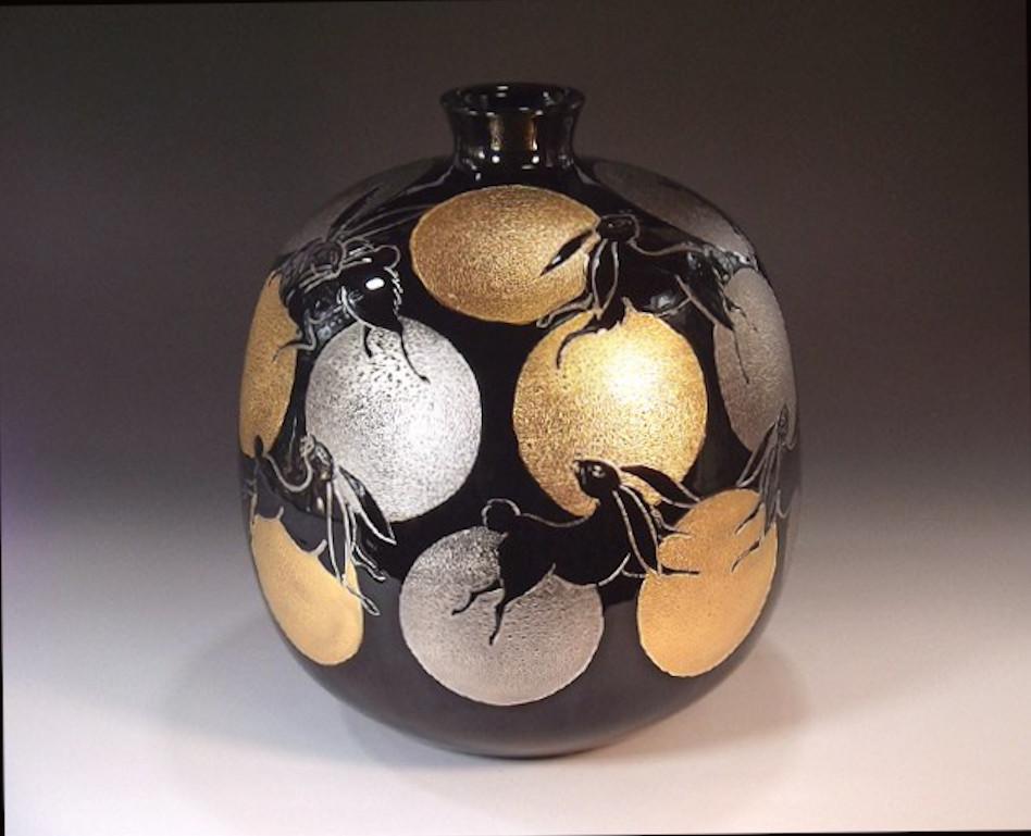 Zeitgenössische japanische Vase aus dekorativem Porzellan, handbemalt in Platin, Gold und Schwarz auf einem elegant geformten Korpus vor schwarzem Hintergrund. Ein signiertes Stück des renommierten japanischen Porzellanmeisters in der