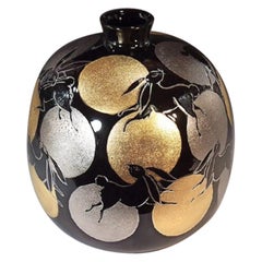 Vase japonais contemporain en porcelaine noire, platine et or par un maître artiste