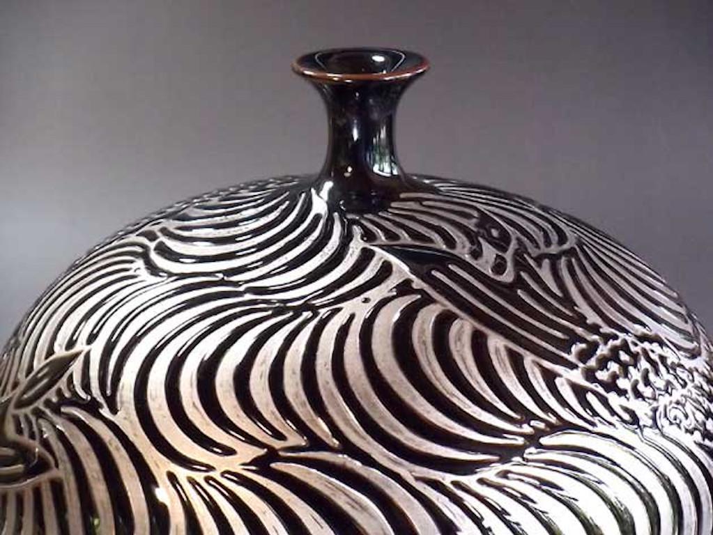 Japonais Vase japonais contemporain en porcelaine noire et platine par un maître artiste, 1 en vente