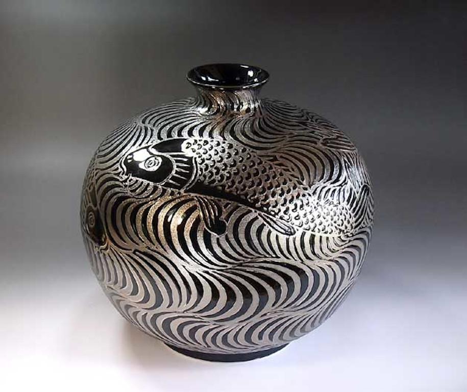 Peint à la main Vase japonais contemporain en porcelaine noire et platine par un maître artiste, 1 en vente