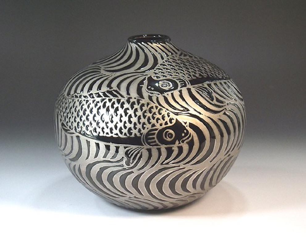 Exquis vase en porcelaine décorative japonaise contemporaine, peint à la main de façon complexe en platine, sur un beau corps rond en noir, une pièce signée appartenant à la collection de poissons de l'artiste. Ce vase a été réalisé par un maître