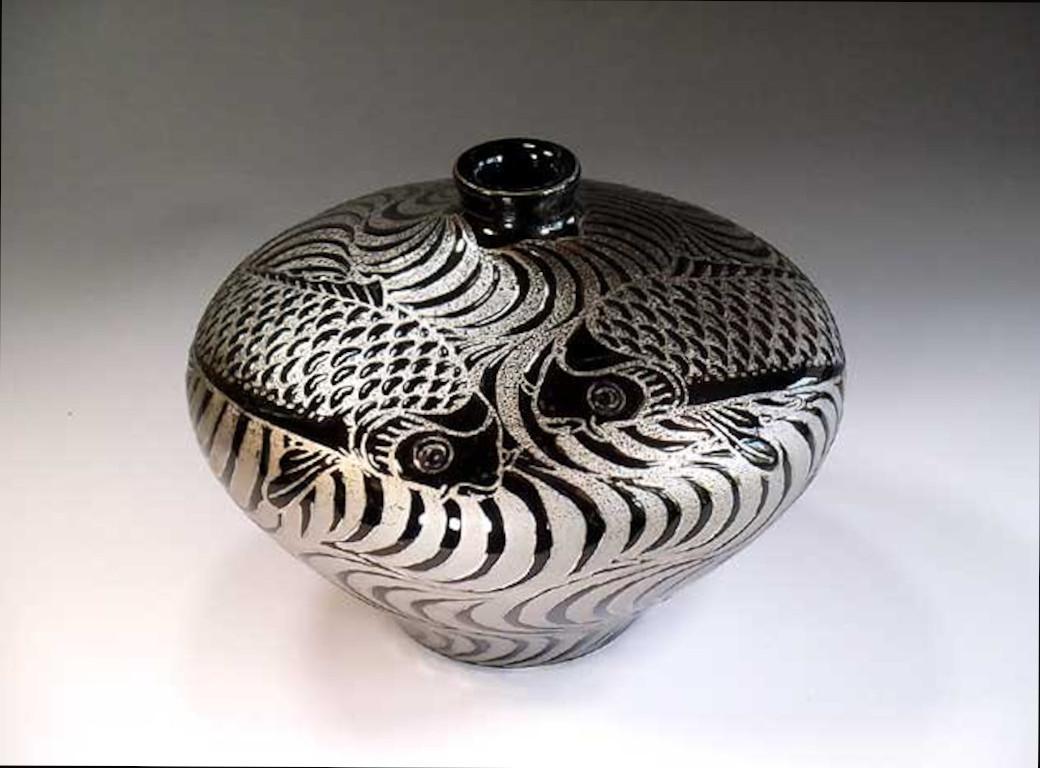 Japonais Vase japonais contemporain en porcelaine noire et platine par un maître artiste, 5 pièces en vente