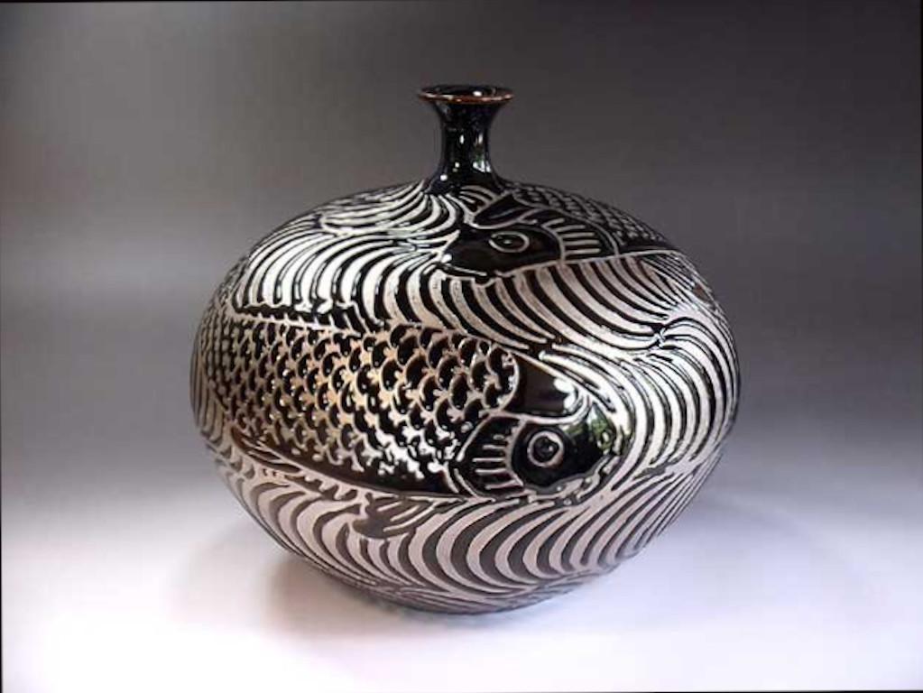 Einzigartige dekorative japanische Vase aus zeitgenössischem Porzellan, aufwändig von Hand in Platin bemalt, vor einem wunderschön geformten Korpus in Schwarz. Ein signiertes Stück, das zu der vom Künstler signierten Fisch-Kollektion gehört, von