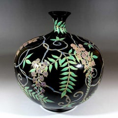 Vase japonais contemporain en porcelaine noire, violette et verte par un maître artiste