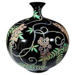 Vase japonais contemporain en porcelaine noire, violette et verte par un maître artiste