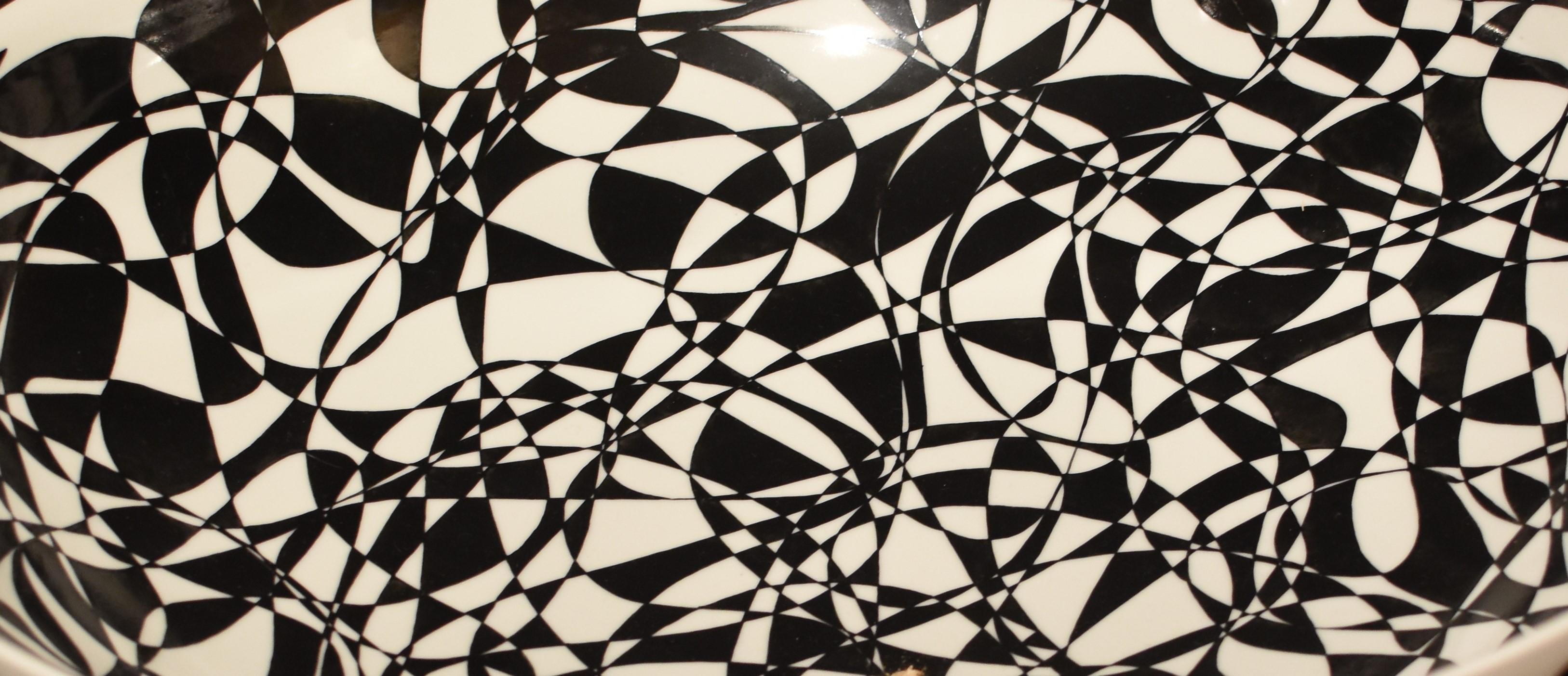 Außergewöhnliche japanische zeitgenössische dekorative Schale in Museumsqualität, extrem aufwendig von Hand bemalt, ein Ausstellungsstück mit einem atemberaubenden abstrakten Muster in Schwarz vor einem milchig weißen Hintergrund. Der Künstler ist
