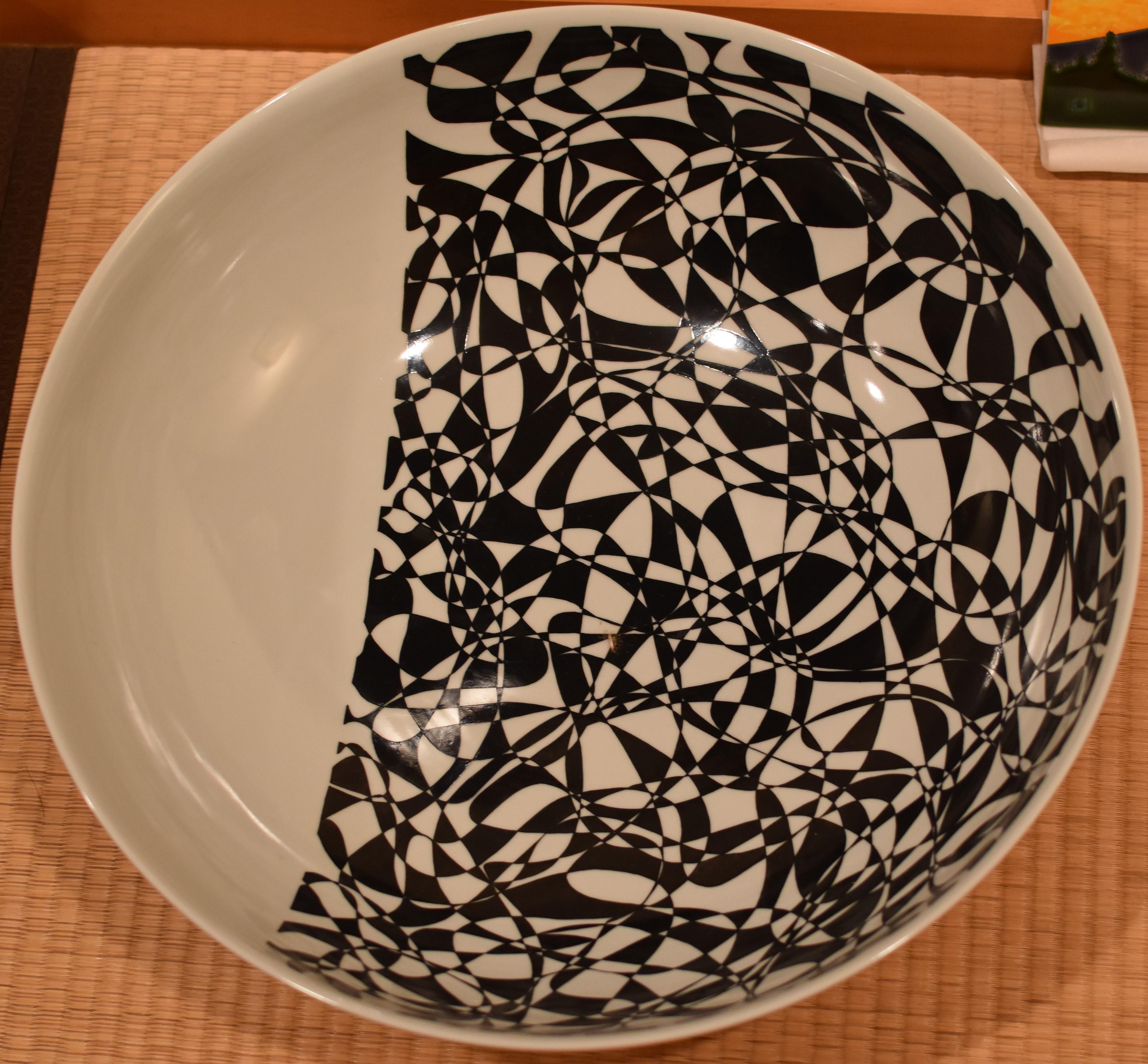 Zeitgenössische japanische Vase aus schwarz-weißem Porzellan von Meisterkünstler (Moderne) im Angebot