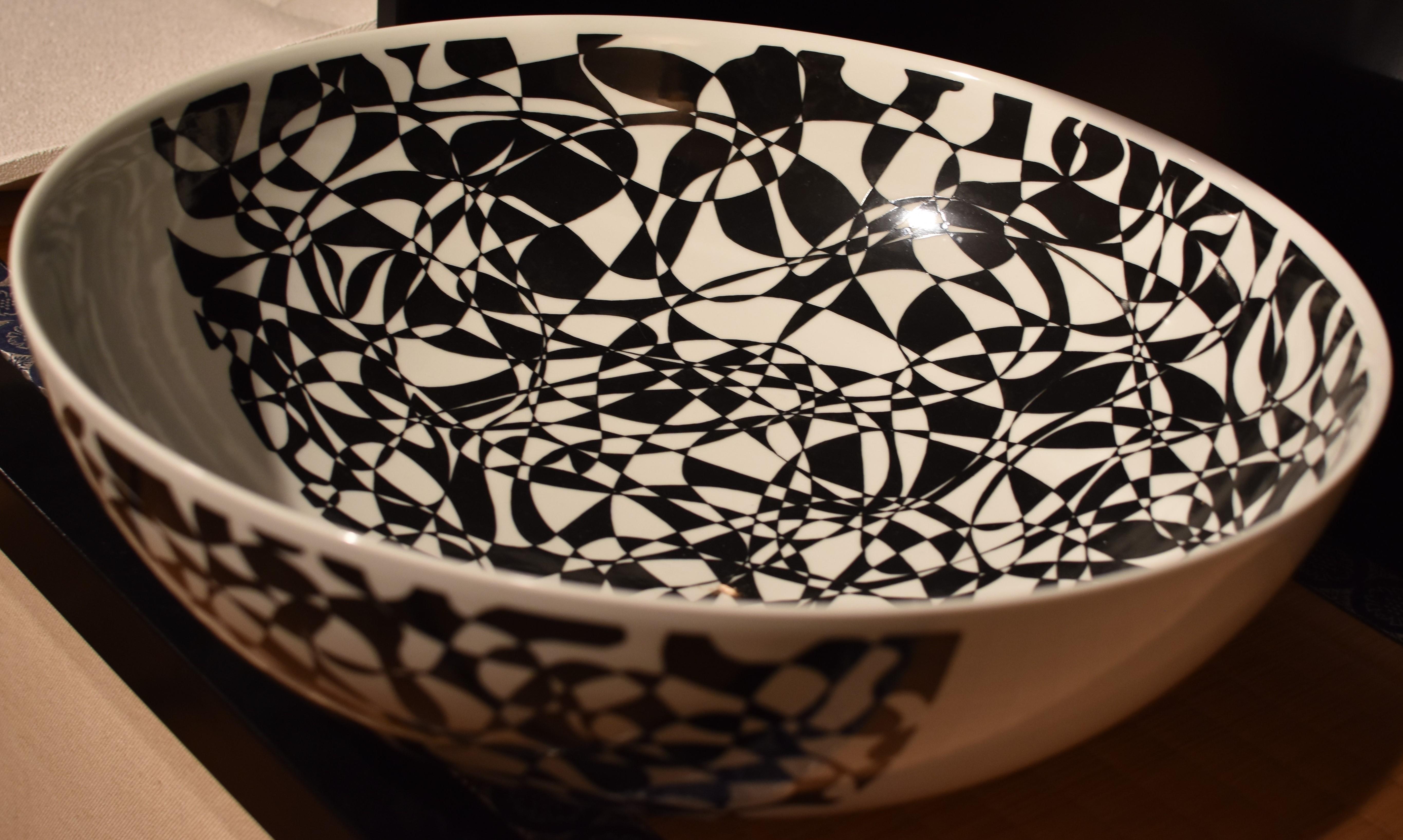 Jarrón Contemporáneo Japonés de Porcelana Blanca y Negra del Maestro Artista 2