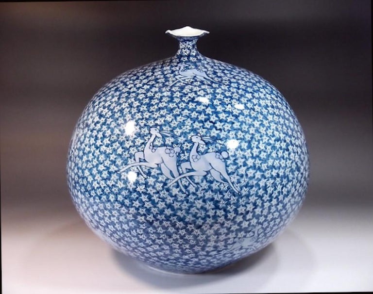 Vase contemporain japonais en porcelaine bleu et blanc par un maître