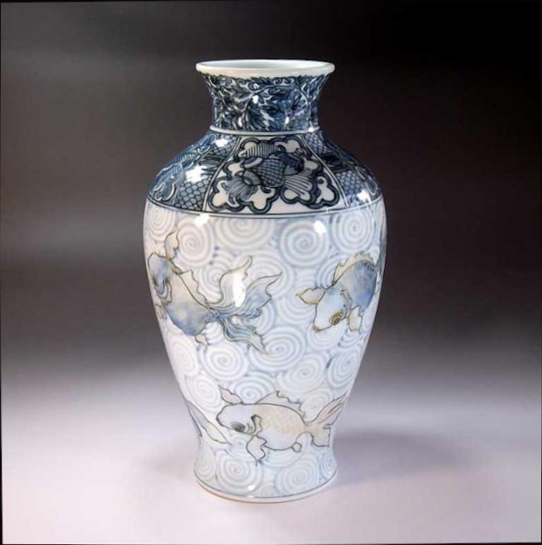 Japonais Vase japonais contemporain en porcelaine bleue et blanche par un maître artiste en vente
