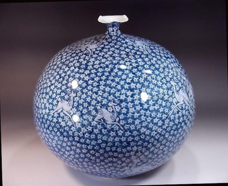 Vase contemporain japonais en porcelaine bleu et blanc par un maître