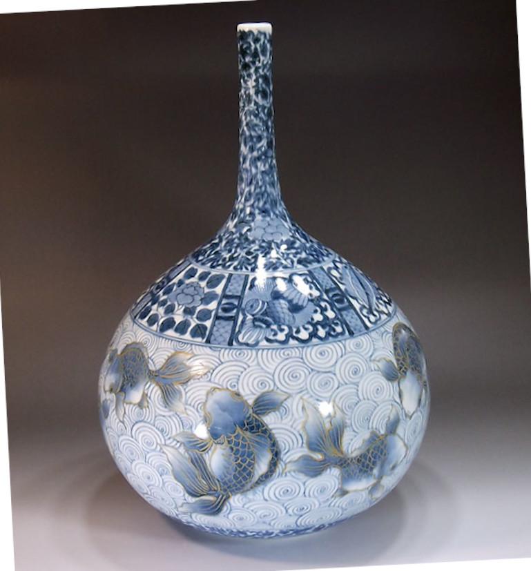 Peint à la main Vase japonais contemporain en porcelaine bleue et blanche par un maître artiste en vente