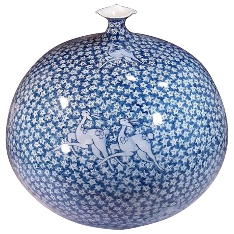 Zeitgenössische japanische Vase aus blau-weißem Porzellan von Meisterkünstler, 4 im Angebot
