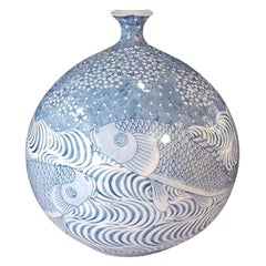 Japanische Contemporary Vase aus blauem und weißem Porzellan von Masterly Artist