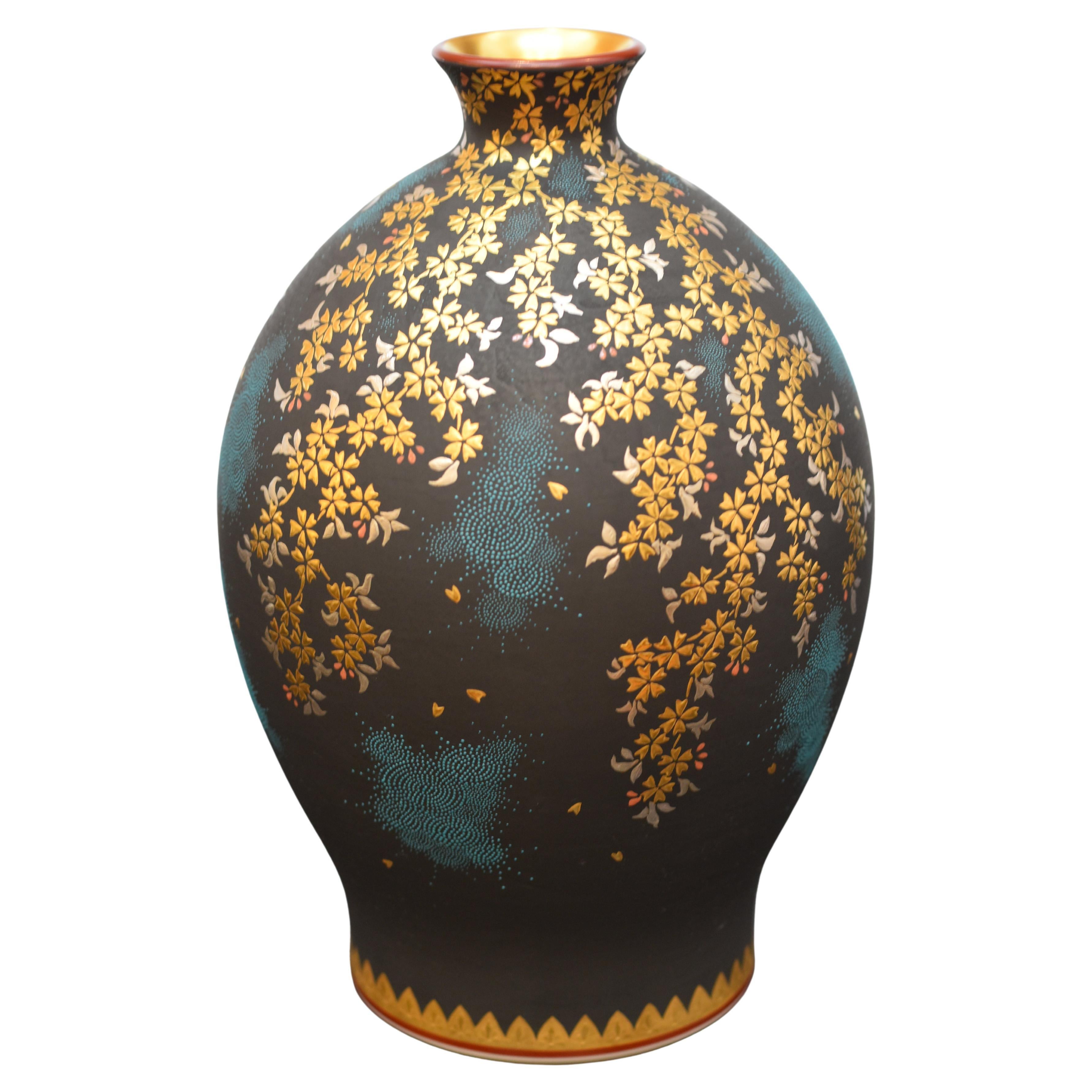 Doré Vase contemporain japonais en porcelaine bleu noir platine 36 or par un maître artiste en vente