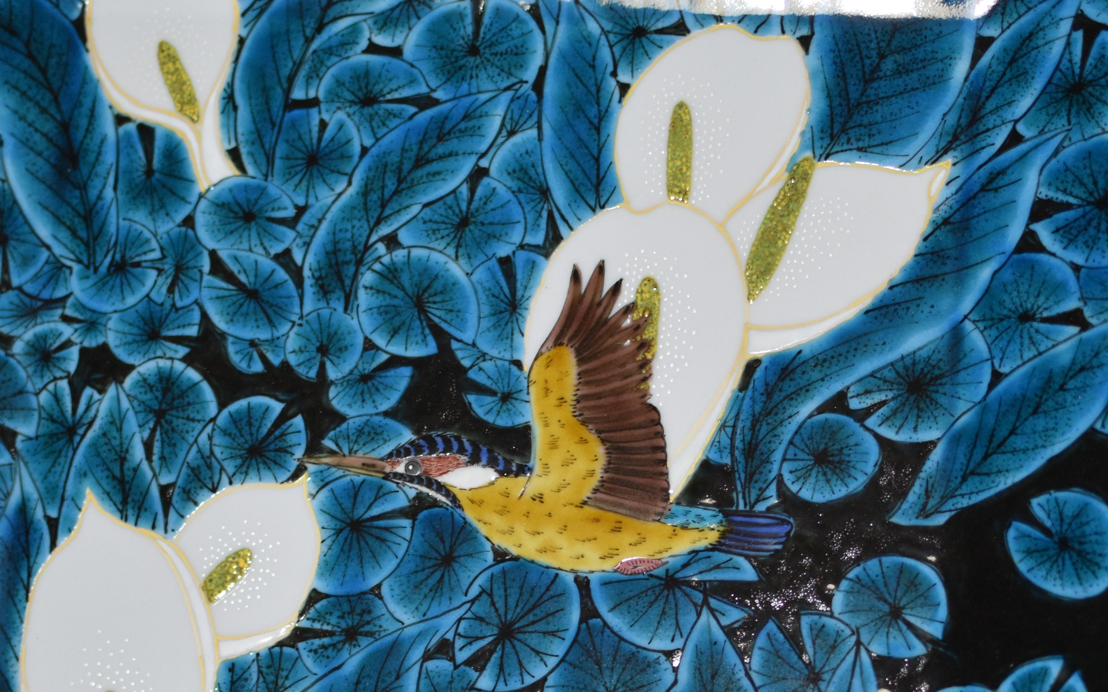 Exceptionnel chargeur contemporain en porcelaine décorative japonaise, peint à la main en noir et en bleu profond, signature de l'artiste, sur un superbe corps de porcelaine de forme carrée. Il s'agit d'un chef-d'œuvre signé par un maître