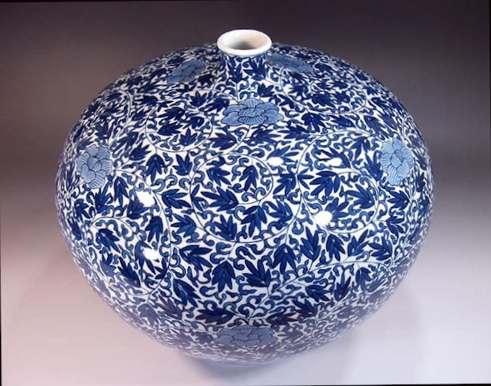 Meiji Vase japonais contemporain en porcelaine bleu, noir et blanc par un maître artiste en vente