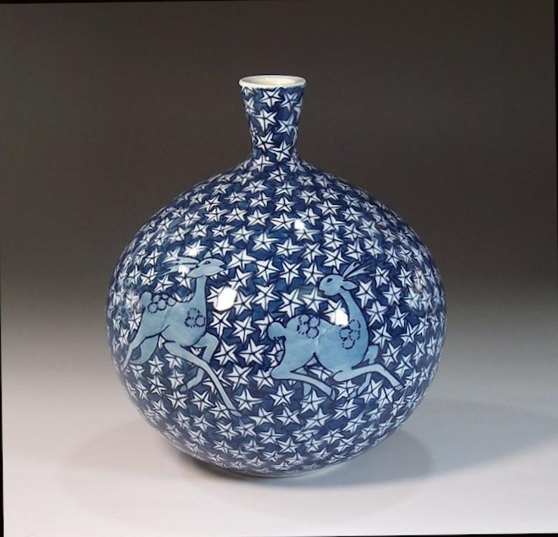 Japonais Vase japonais contemporain en porcelaine bleu, noir et blanc par un maître artiste en vente