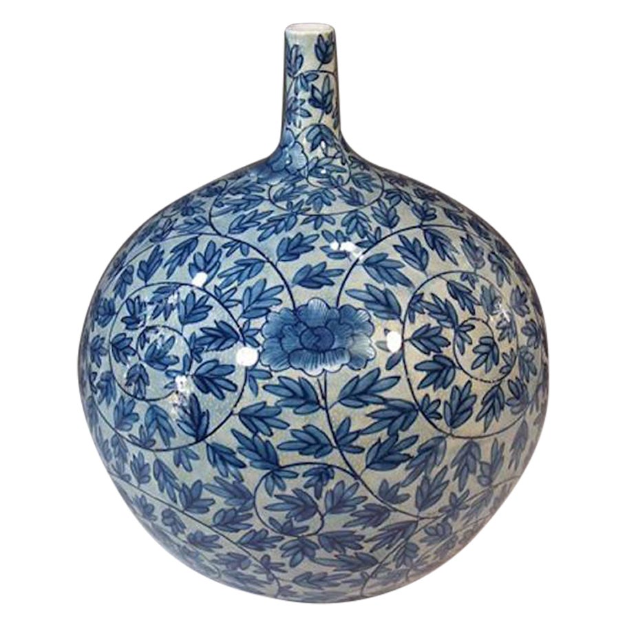 Vaso contemporaneo giapponese in porcellana blu e bianca di un maestro artista in vendita
